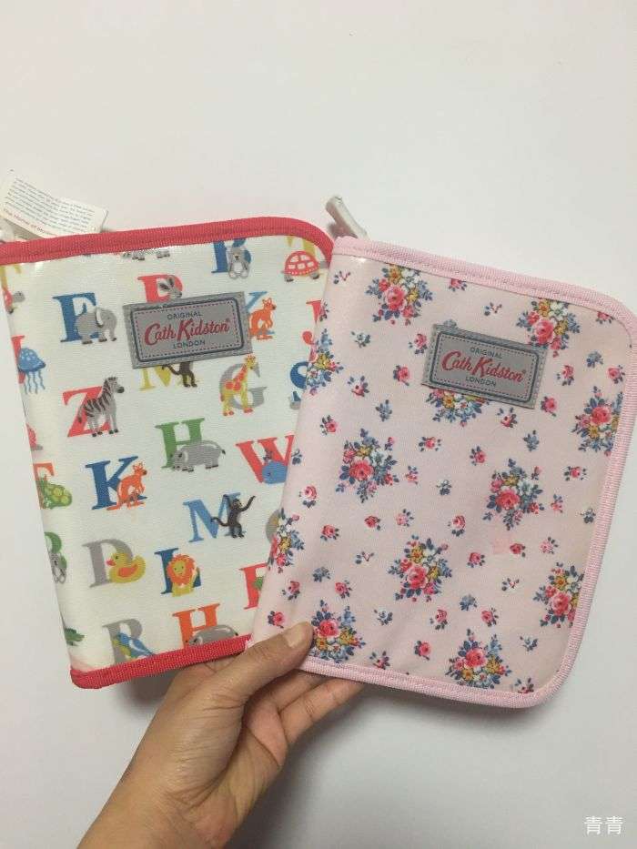 アルファベットと花柄の母子手帳ケース