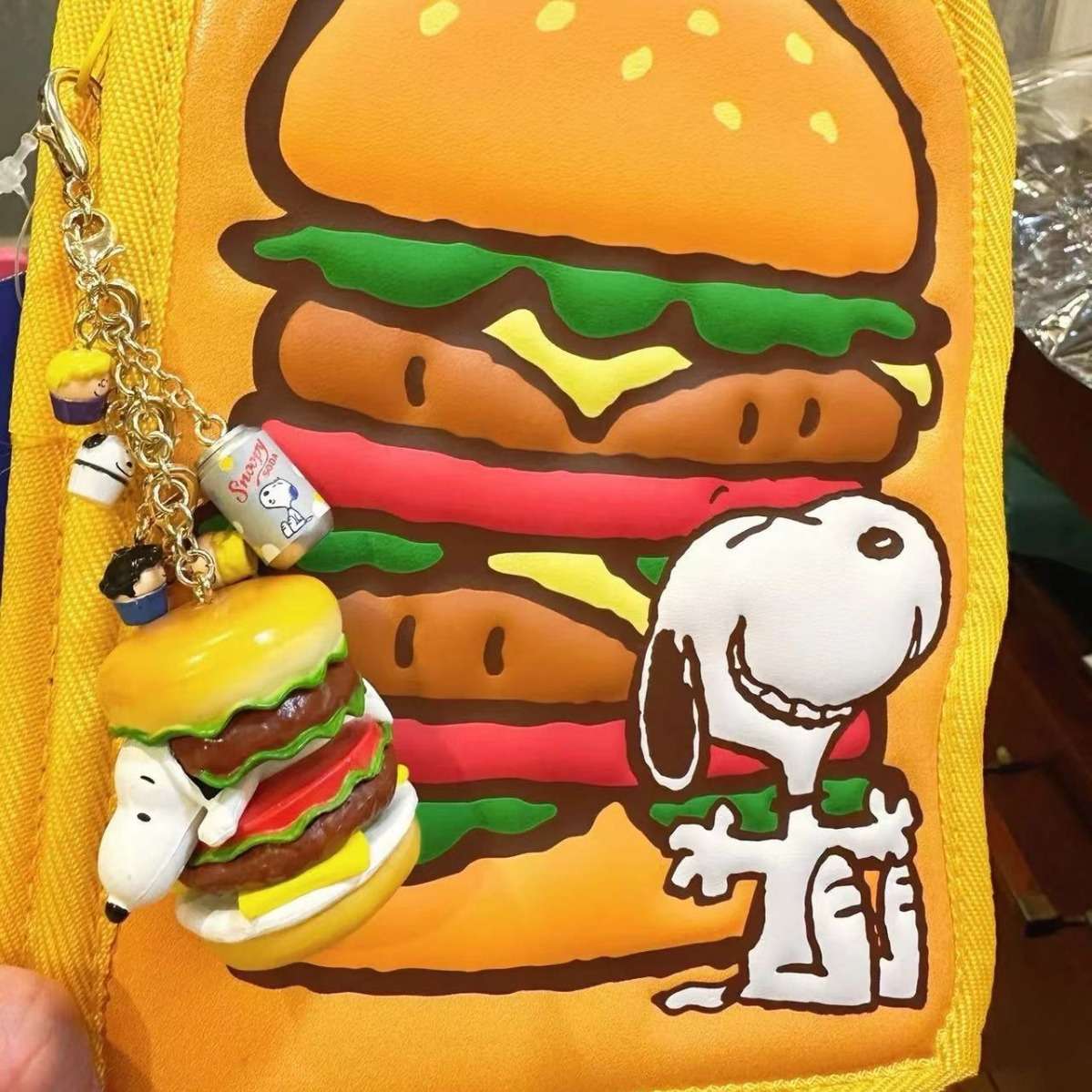 犬とハンバーガーの母子手帳ケース